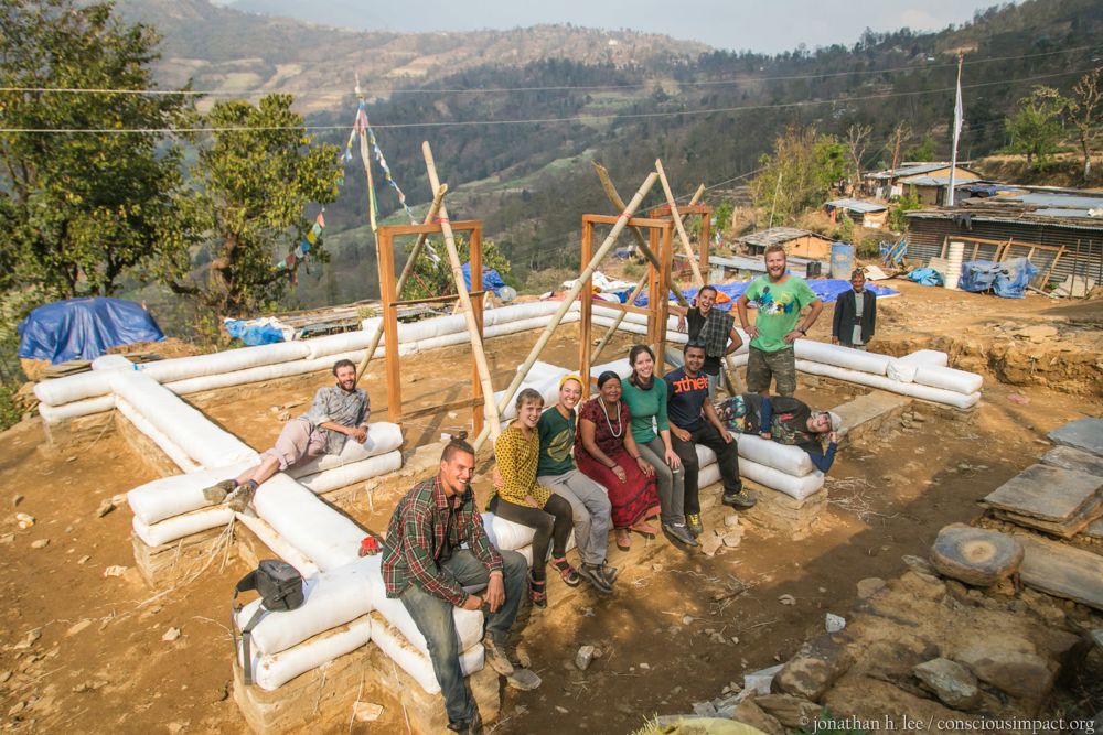 Công trình xây dựng bằng bao đất. (Ảnh: Hằng Pari)