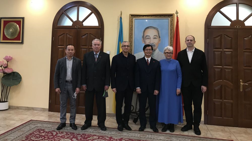 Các đại biểu chụp ảnh lưu niệm. Các đại biểu chụp ảnh lưu niệm.