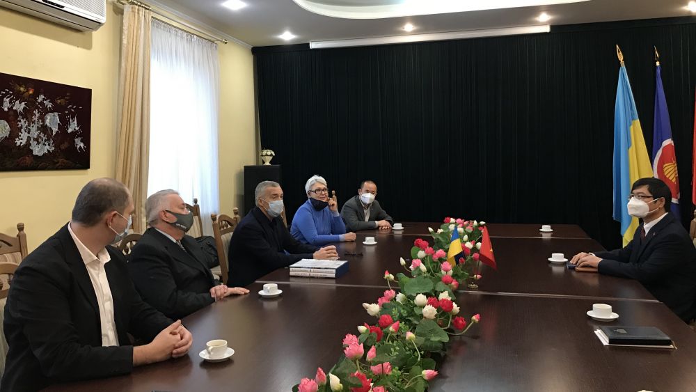 Đại sứ Nguyễn Hồng Thạch đã có buổi làm việc với Hội hữu nghị Ukraine-Việt Nam. Đại sứ Nguyễn Hồng Thạch đã có buổi làm việc với Hội hữu nghị Ukraine-Việt Nam.