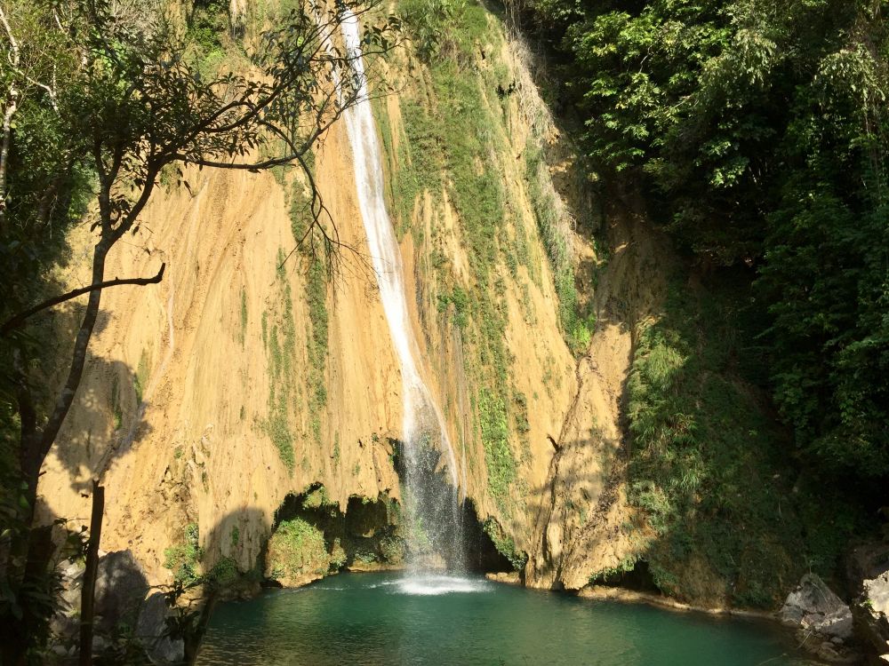 Thác Khuổi Nhi tựa như suối tóc nàng tiên giữa đại ngàn. Thác Khuổi Nhi tựa như suối tóc nàng tiên giữa đại ngàn.