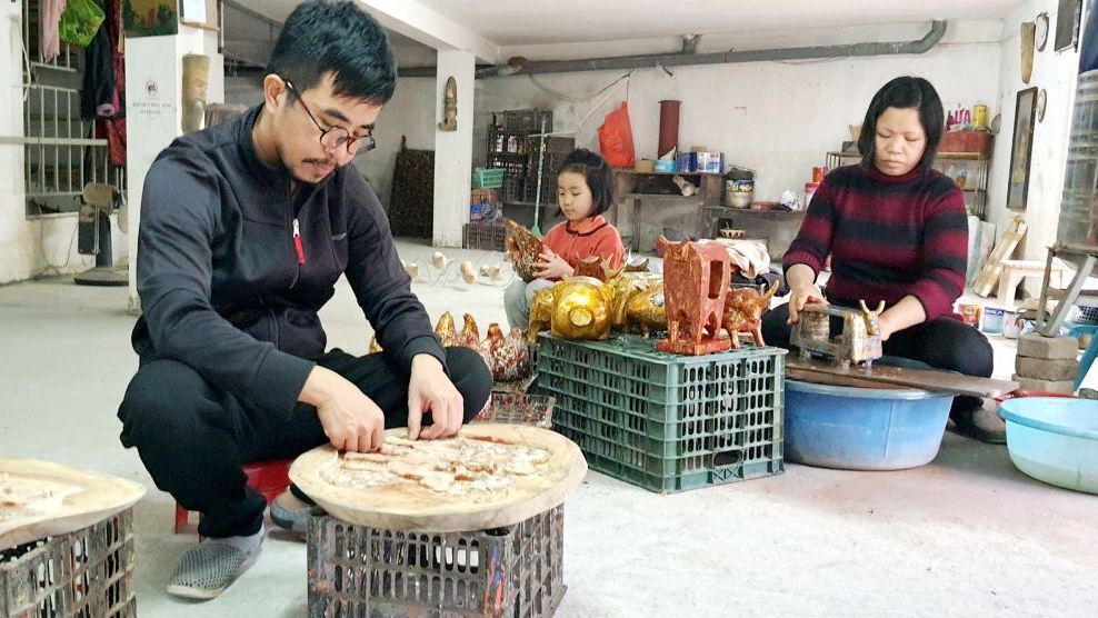 Người truyền lửa sơn mài qua chất liệu hồn quê