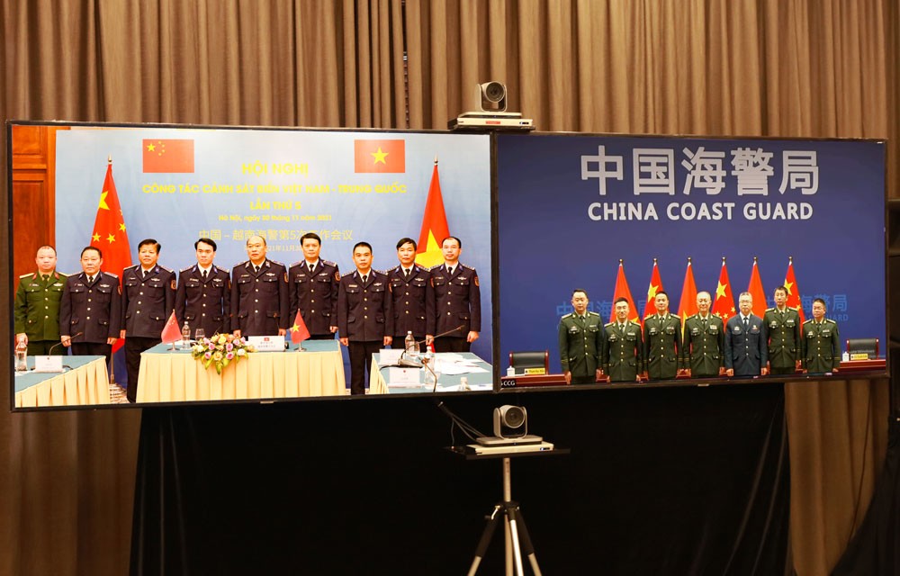 Đại biểu hai bên chụp ảnh lưu niệm qua hệ thống truyền hình trực tuyến. (Nguồn: canhsatbien.vn)