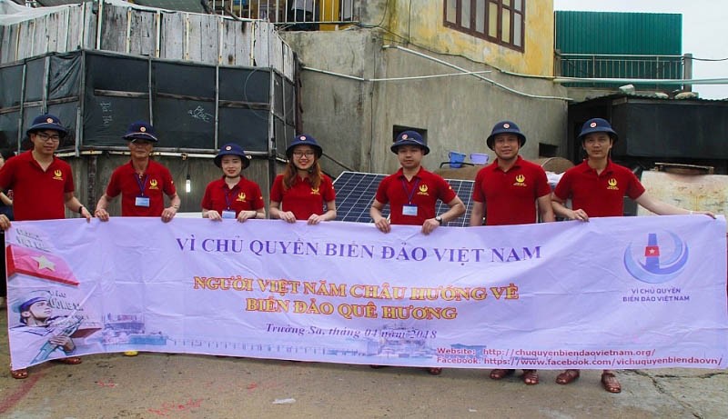 Đoàn kiều bào Hàn Quốc trong một chuyến đi Trường Sa. (Ảnh: NVCC) Đoàn kiều bào Hàn Quốc trong một chuyến đi Trường Sa. (Ảnh: NVCC)