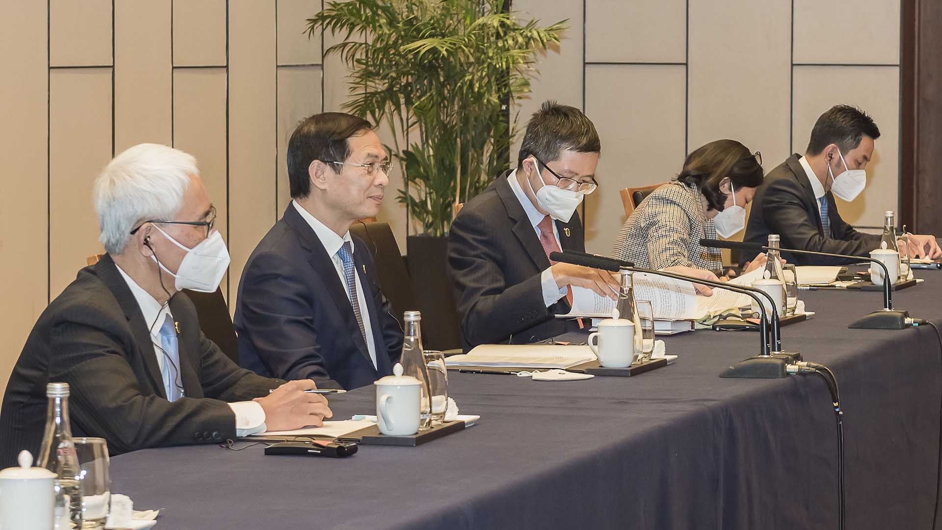 Bộ trưởng Ngoại giao Bùi Thanh Sơn và đoàn Việt Nam tại hội đàm. (Nguồn: TTXVN) Bộ trưởng Ngoại giao Bùi Thanh Sơn và đoàn Việt Nam tại hội đàm. (Nguồn: TTXVN)