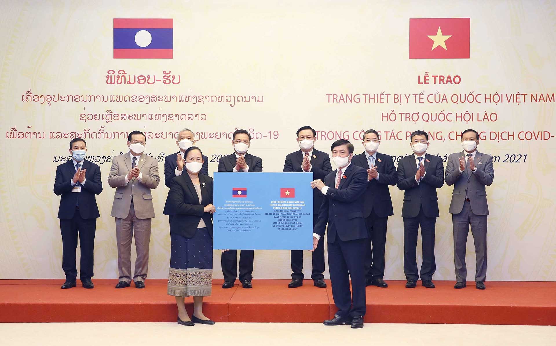Chủ tịch Quốc hội Vương Đình Huệ và Chủ tịch Quốc hội Lào Saysomphone Phomvihane chứng kiến Lễ trao trang thiết bị y tế. (Nguồn:  TTXVN)