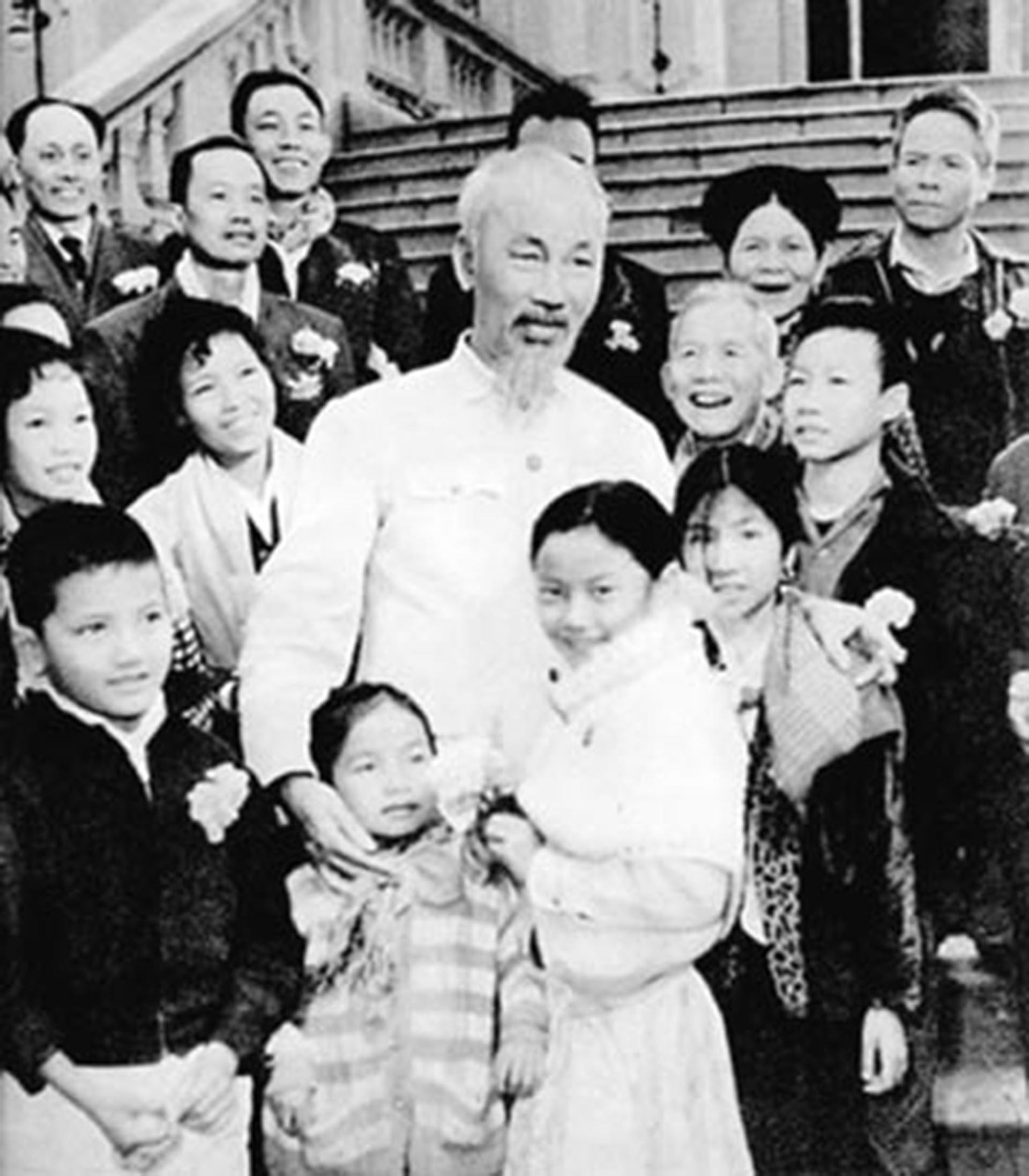 Chủ tịch Hồ Chí Minh đón kiều bào ở Thái Lan về nước chuyến đầu tiên tại cảng Hải Phòng, ngày 10/1/1960. (Ảnh tư liệu) Chủ tịch Hồ Chí Minh đón kiều bào ở Thái Lan về nước chuyến đầu tiên tại cảng Hải Phòng, ngày 10/1/1960. (Ảnh tư liệu)