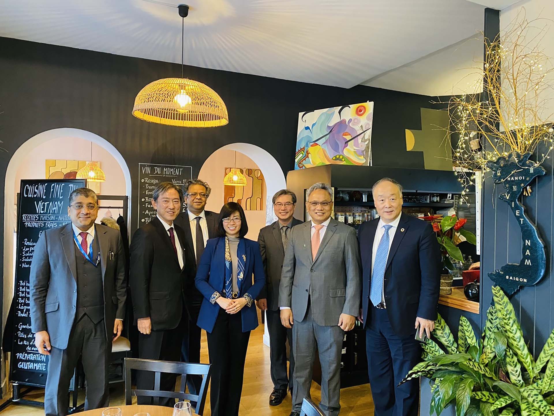 Đại sứ Lê Thị Hồng Vân chủ trì cuộc họp của Ban điều hành Nhóm châu Á – Thái Bình Dương tại UNESCO. (Ảnh: NVCC)