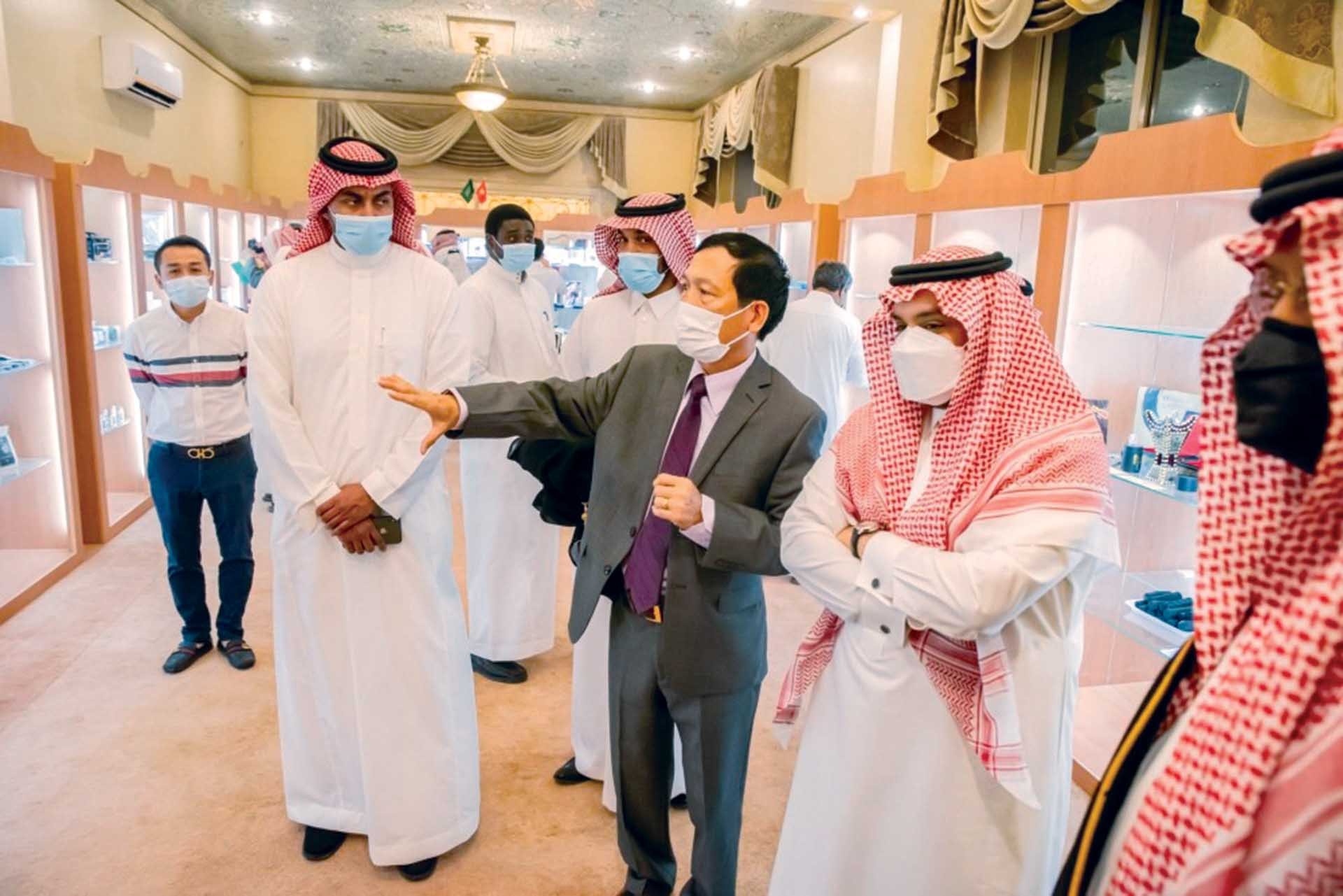 Đại sứ Vũ Viết Dũng giới thiệu về Phòng giới thiệu sản phẩm xuất khẩu. (Nguồn: ĐSQ Việt Nam tại  Saudi Arabia)