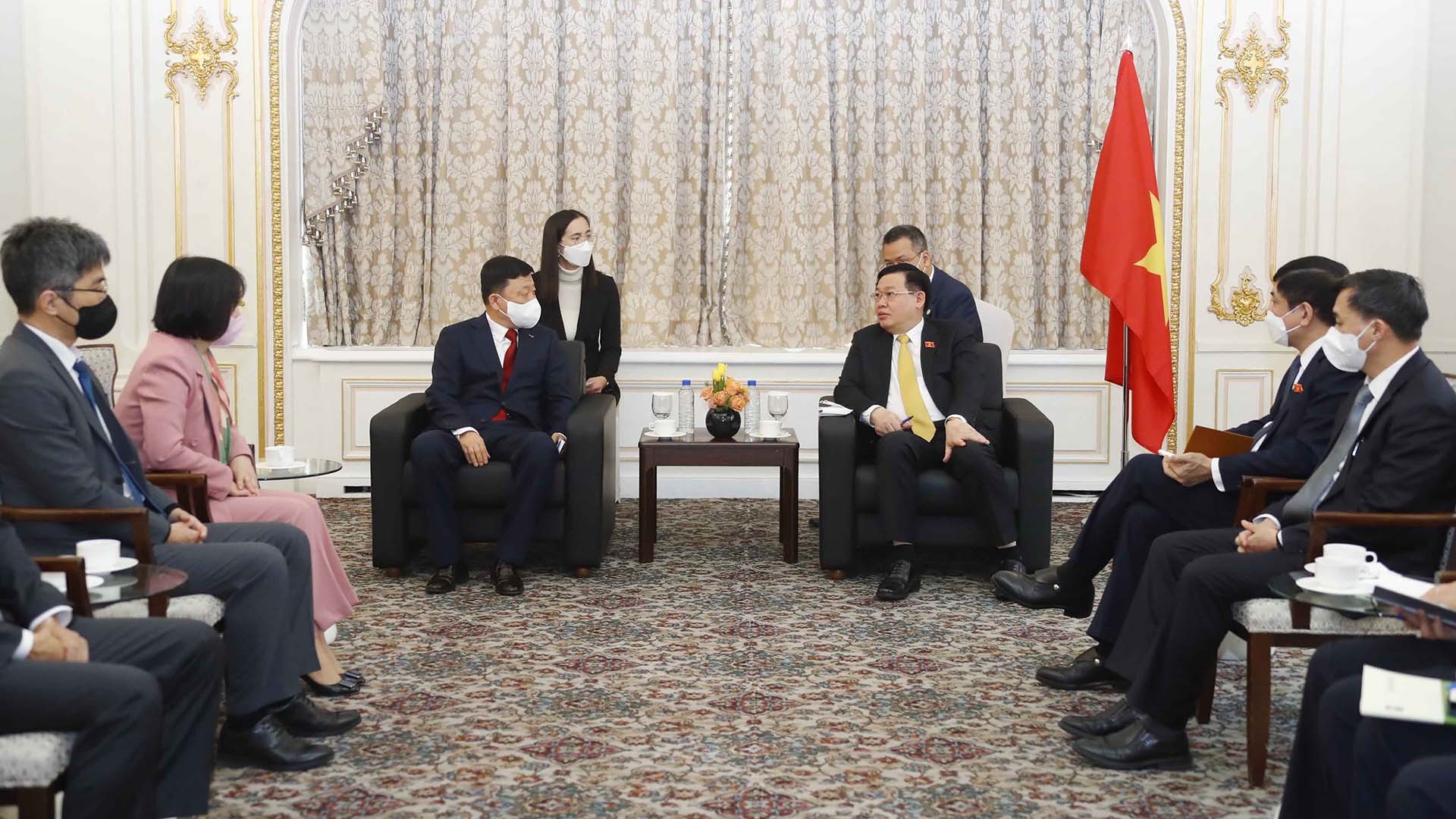 Chủ tịch Quốc hội Vương Đình Huệ tiếp lãnh đạo Công ty Kyobo Life Insuarance. (Nguồn: TTXVN)