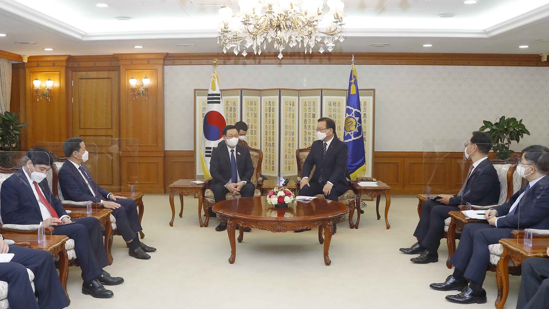 Chủ tịch Quốc hội Vương Đình Huệ hội kiến Thủ tướng Hàn Quốc Kim Bu-gyeom. (Nguồn: TTXVN) Chủ tịch Quốc hội Vương Đình Huệ hội kiến Thủ tướng Hàn Quốc Kim Bu-gyeom. (Nguồn: TTXVN)