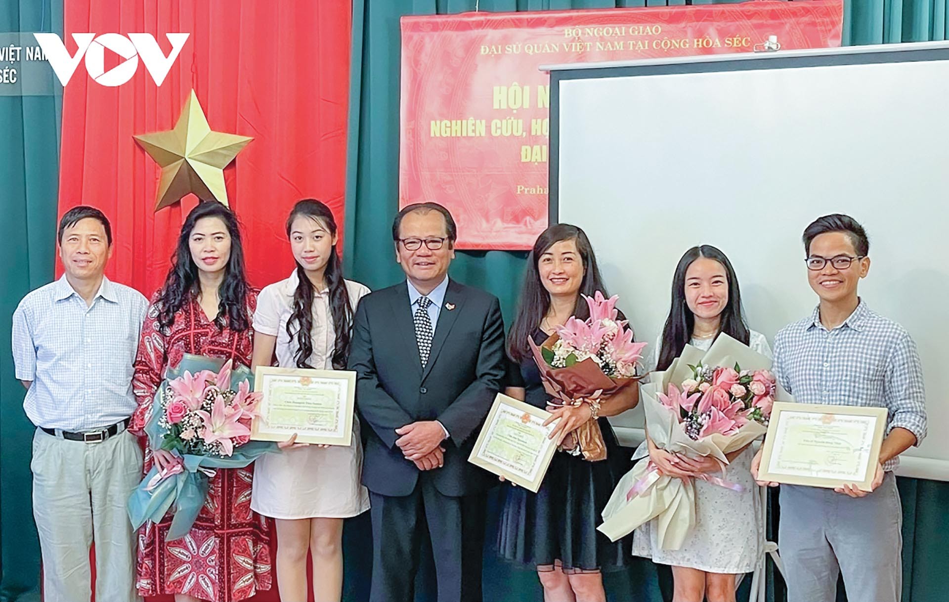 Đại sứ Thái Xuân Dũng trao bằng khen cho cá nhân tiêu biểu người Việt tại Czech, tháng 6/2021. (Nguồn: VOV) Đại sứ Thái Xuân Dũng trao bằng khen cho cá nhân tiêu biểu người Việt tại Czech, tháng 6/2021. (Nguồn: VOV)