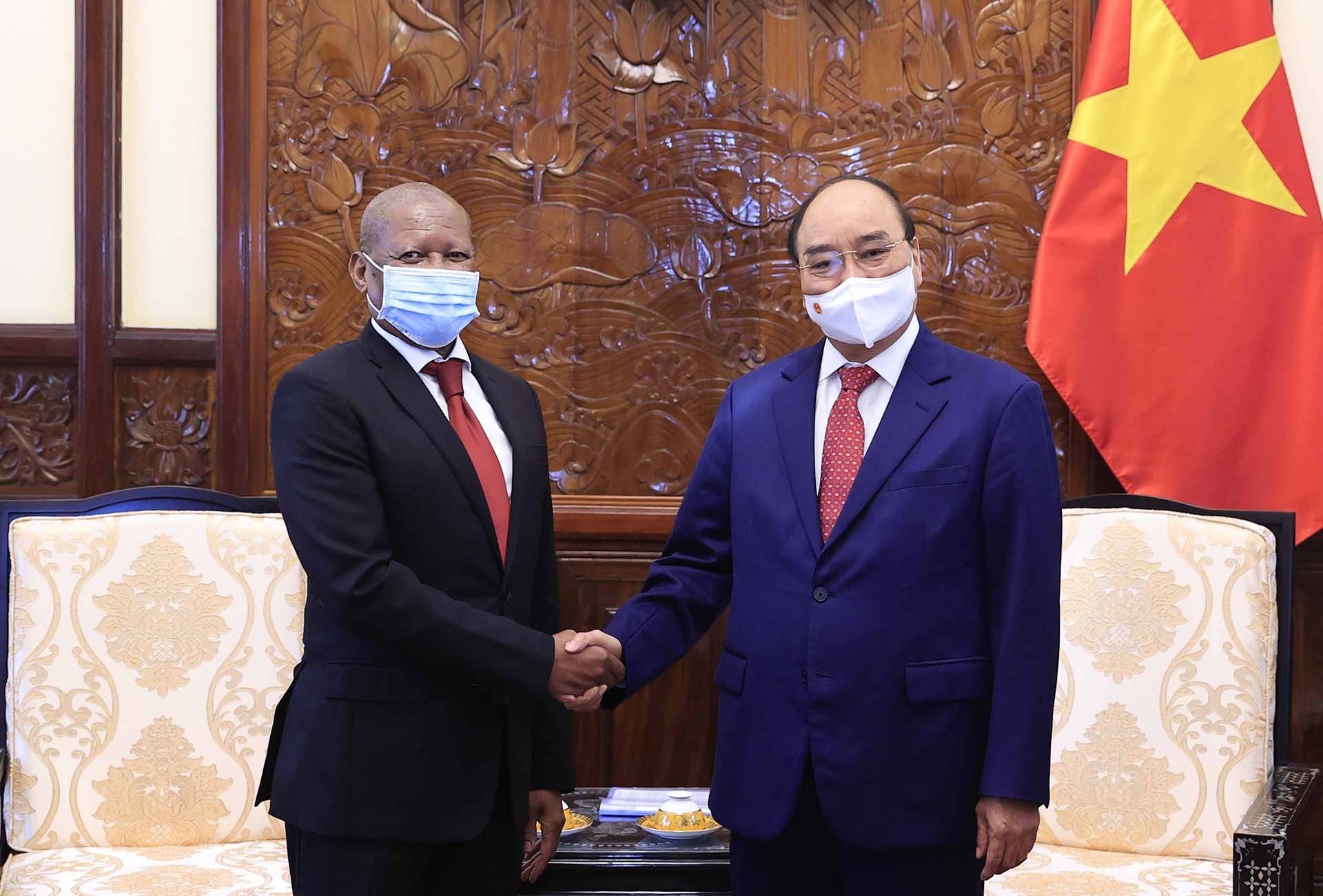 Chủ tịch nước Nguyễn Xuân Phúc tiếp Đại sứ Cộng hoà Nam Phi Mpetjane Kgaogelo Lekgoro đến chào từ biệt. (Nguồn: TTXVN) Chủ tịch nước Nguyễn Xuân Phúc tiếp Đại sứ Cộng hoà Nam Phi Mpetjane Kgaogelo Lekgoro đến chào từ biệt. (Nguồn: TTXVN)