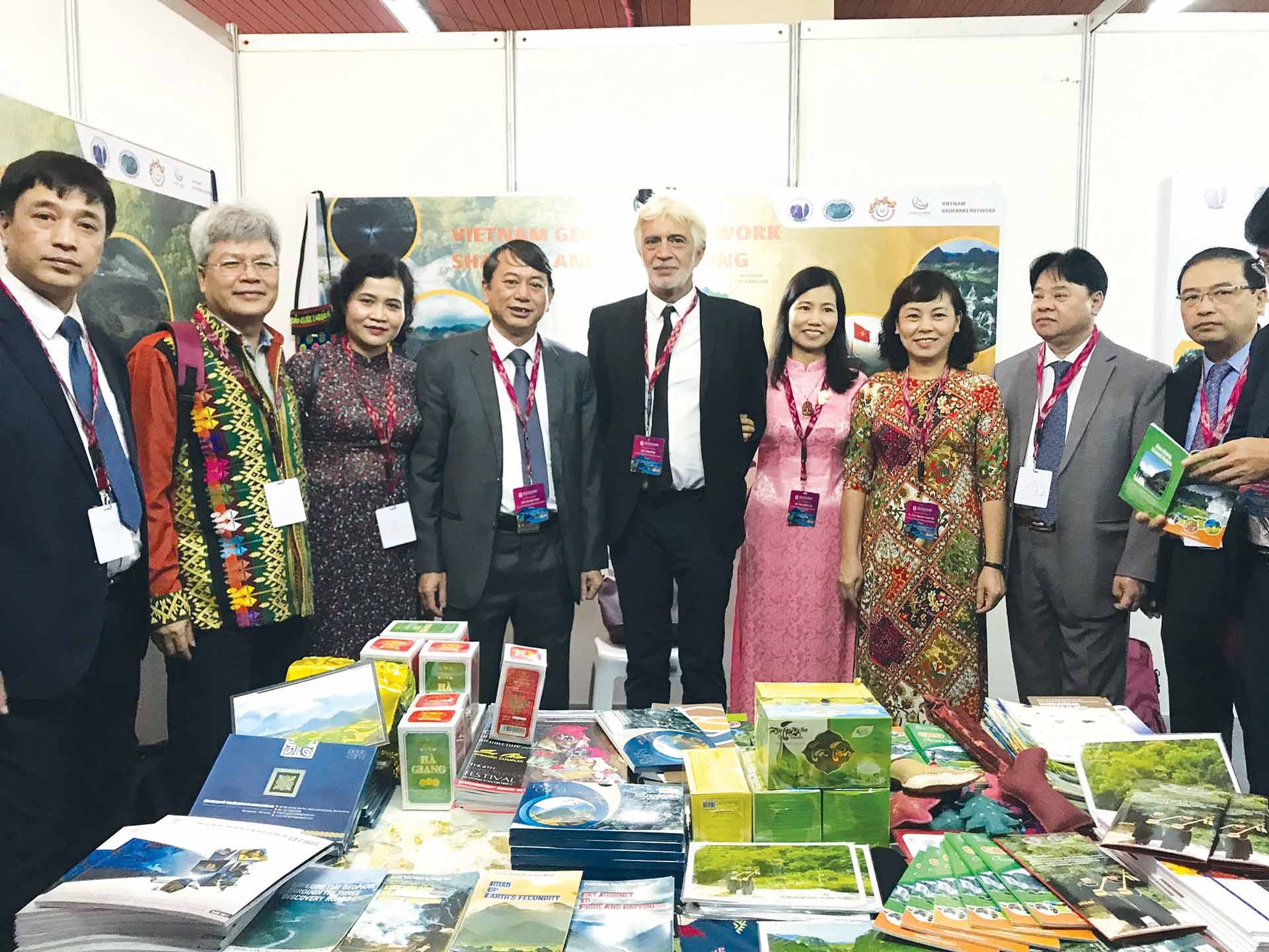 Gian hàng quảng bá CVĐC Non nước Cao Bằng tại Hội nghị Mạng lưới CVĐC toàn cầu khu vực châu Á - Thái Bình Dương lần thứ VI ( APGN) tại Indonesia, năm 2019. (Nguồn: CVĐC Non nước Cao Bằng) Gian hàng quảng bá CVĐC Non nước Cao Bằng tại Hội nghị Mạng lưới CVĐC toàn cầu khu vực châu Á - Thái Bình Dương lần thứ VI ( APGN) tại Indonesia, năm 2019. (Nguồn: CVĐC Non nước Cao Bằng)