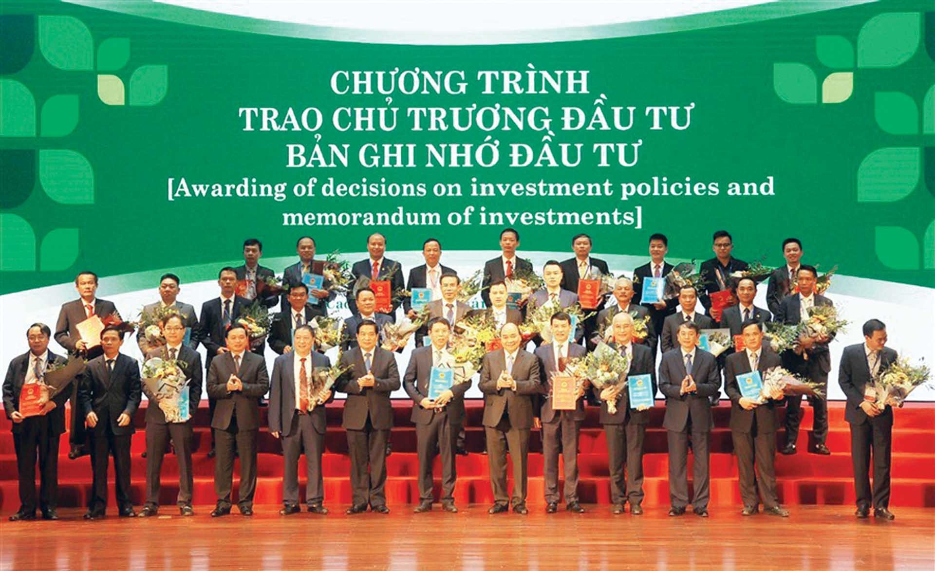 Thủ tướng Nguyễn Xuân Phúc và lãnh đạo một số bộ, ngành trung ương chứng kiến UBND tỉnh Cao Bằng trao chứng nhận đầu tư và Bản ghi nhớ đầu tư cho các nhà đầu tư tại Hội nghị xúc tiến đầu tư, thương mại và du lịch Cao Bằng, năm 2018. (Ảnh: Vũ Tiệp) Thủ tướng Nguyễn Xuân Phúc và lãnh đạo một số bộ, ngành trung ương chứng kiến UBND tỉnh Cao Bằng trao chứng nhận đầu tư và Bản ghi nhớ đầu tư cho các nhà đầu tư tại Hội nghị xúc tiến đầu tư, thương mại và du lịch Cao Bằng, năm 2018. (Ảnh: Vũ Tiệp)