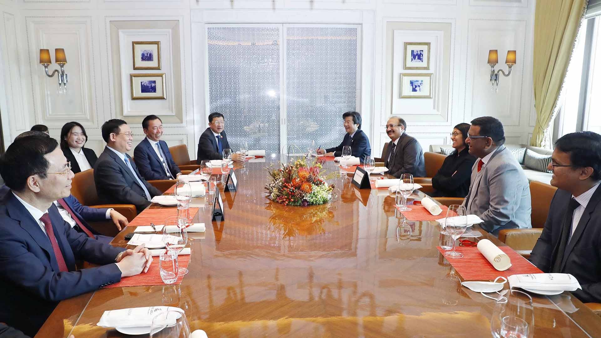 Chủ tịch Quốc hội Vương Đình Huệ làm việc với bà Roshni Nadar Malhotra, Chủ tịch Hội đồng Quản trị Công ty công nghệ HCL. (Nguồn: TTXVN) Chủ tịch Quốc hội Vương Đình Huệ làm việc với bà Roshni Nadar Malhotra, Chủ tịch Hội đồng Quản trị Công ty công nghệ HCL. (Nguồn: TTXVN)