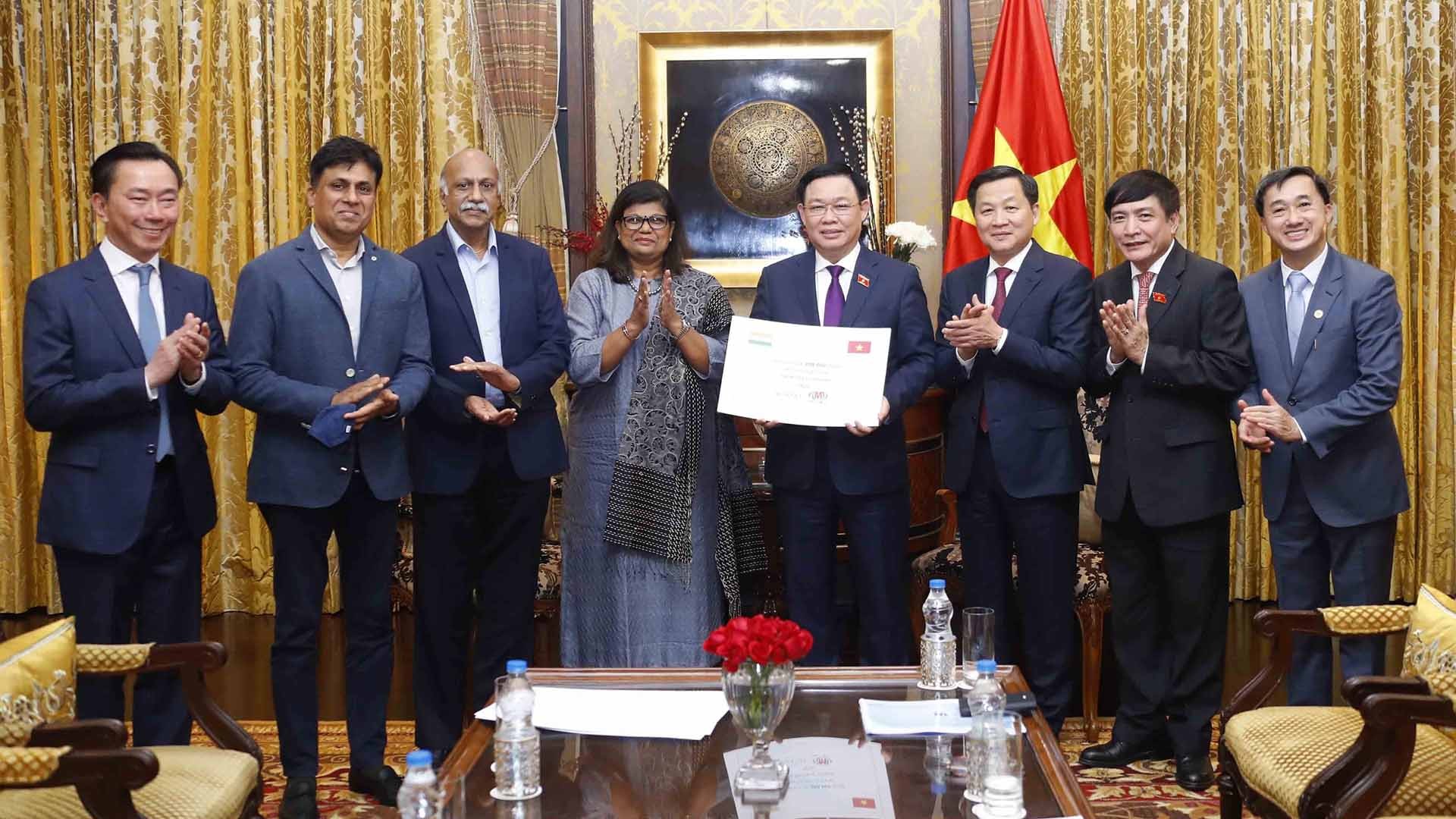 Bà Suchitra Ella, Giám đốc điều hành Tập đoàn Bharat Biotech trao tượng trưng 200.000 liều vaccine phòng Covid-19 tặng nhân dân Việt Nam. (Nguồn: TTXVN) Bà Suchitra Ella, Giám đốc điều hành Tập đoàn Bharat Biotech trao tượng trưng 200.000 liều vaccine phòng Covid-19 tặng nhân dân Việt Nam. (Nguồn: TTXVN)