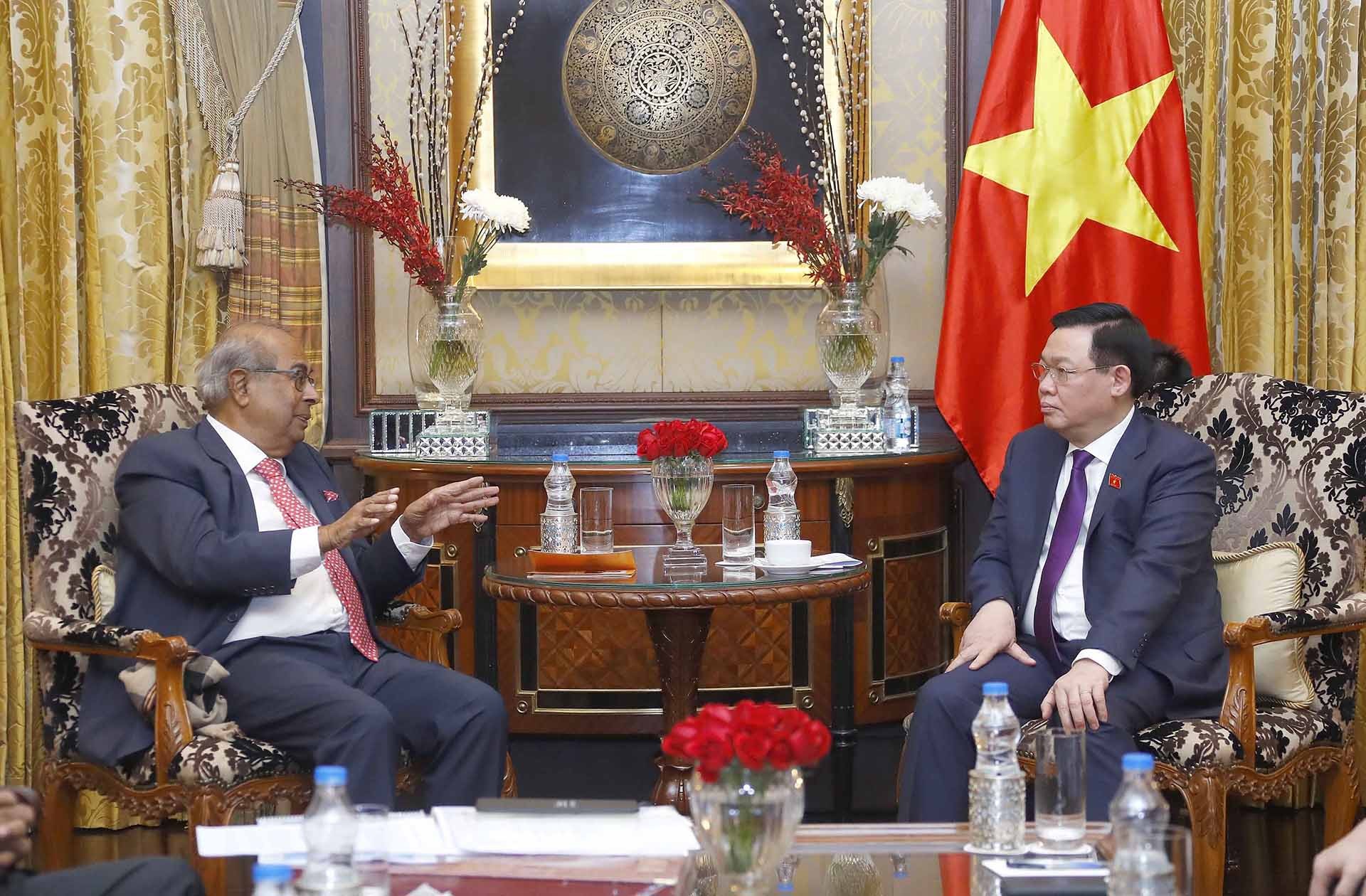 Chủ tịch Quốc hội Vương Đình Huệ tiếp ông Prakash Hinduja, Chủ tịch Tập đoàn Hinduja. (Nguồn: TTXVN) Chủ tịch Quốc hội Vương Đình Huệ tiếp ông Prakash Hinduja, Chủ tịch Tập đoàn Hinduja. (Nguồn: TTXVN)