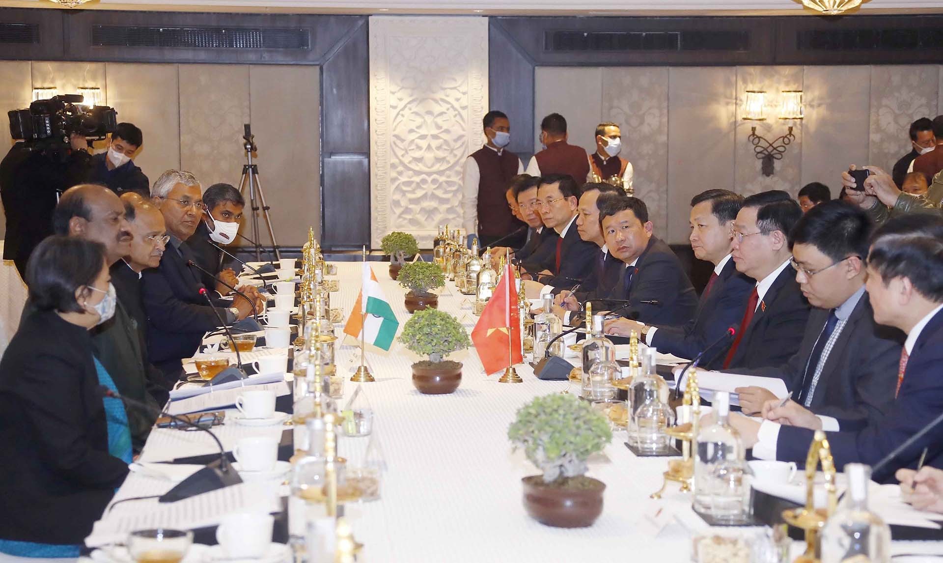 Chủ tịch Quốc hội Vương Đình Huệ hội đàm với Chủ tịch Hạ viện Ấn Độ Om Birla. (Nguồn: TTXVN) Chủ tịch Quốc hội Vương Đình Huệ hội đàm với Chủ tịch Hạ viện Ấn Độ Om Birla. (Nguồn: TTXVN)