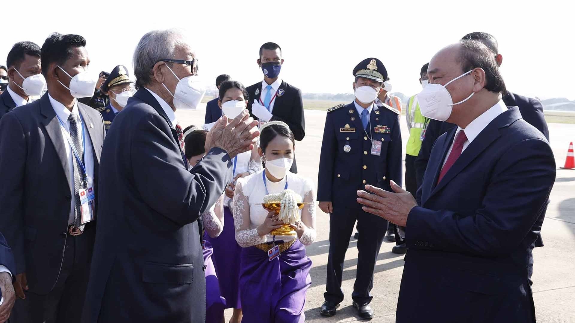 Chủ tịch nước Nguyễn Xuân Phúc đến Phnom Penh, bắt đầu chuyến thăm cấp nhà nước Vương quốc Campuchia