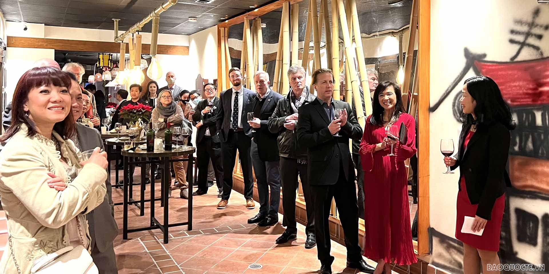 Các khách mời theo dõi clip Ẩm thực Việt Nam.