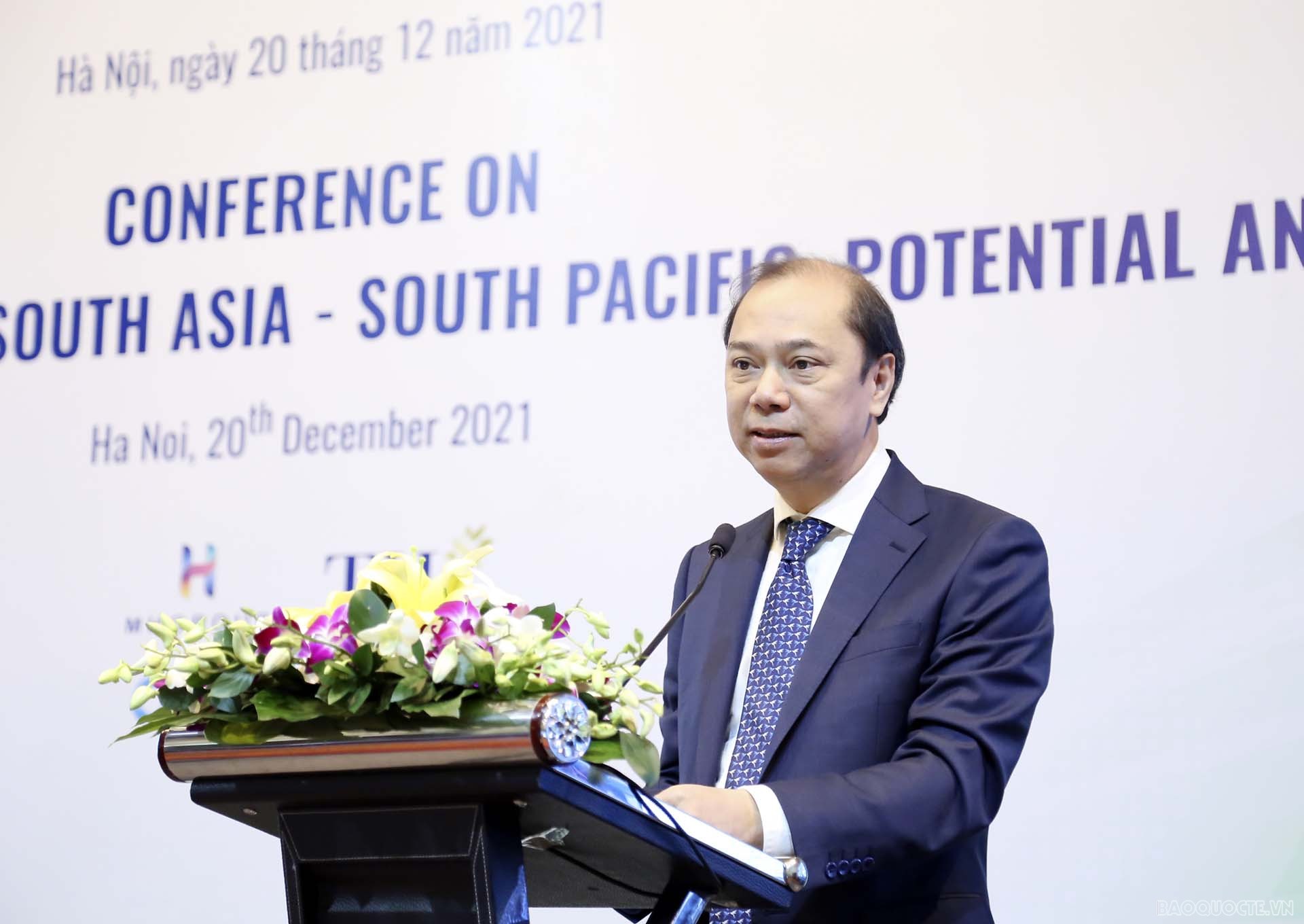 Thứ trưởng Ngoại giao Nguyễn Quốc Dũng phát biểu tại hội nghị. (Ảnh: Quang Hòa)