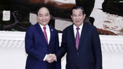 Chủ tịch nước Nguyễn Xuân Phúc hội kiến Thủ tướng Campuchia Samdech Techo Hun Sen