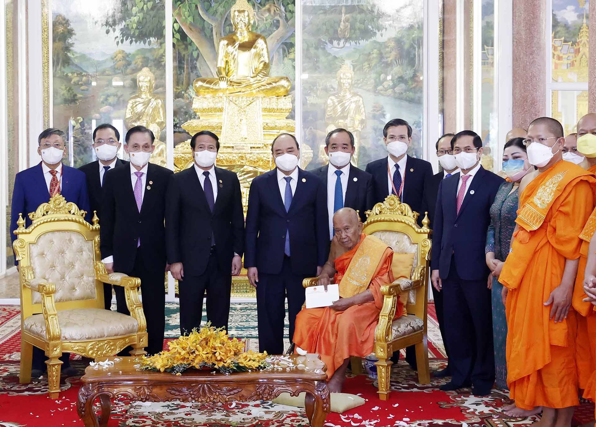 Chủ tịch nước Nguyễn Xuân Phúc thăm Đại tăng thống Tep Vong tại chùa Unalom. (Nguồn: TTXVN)