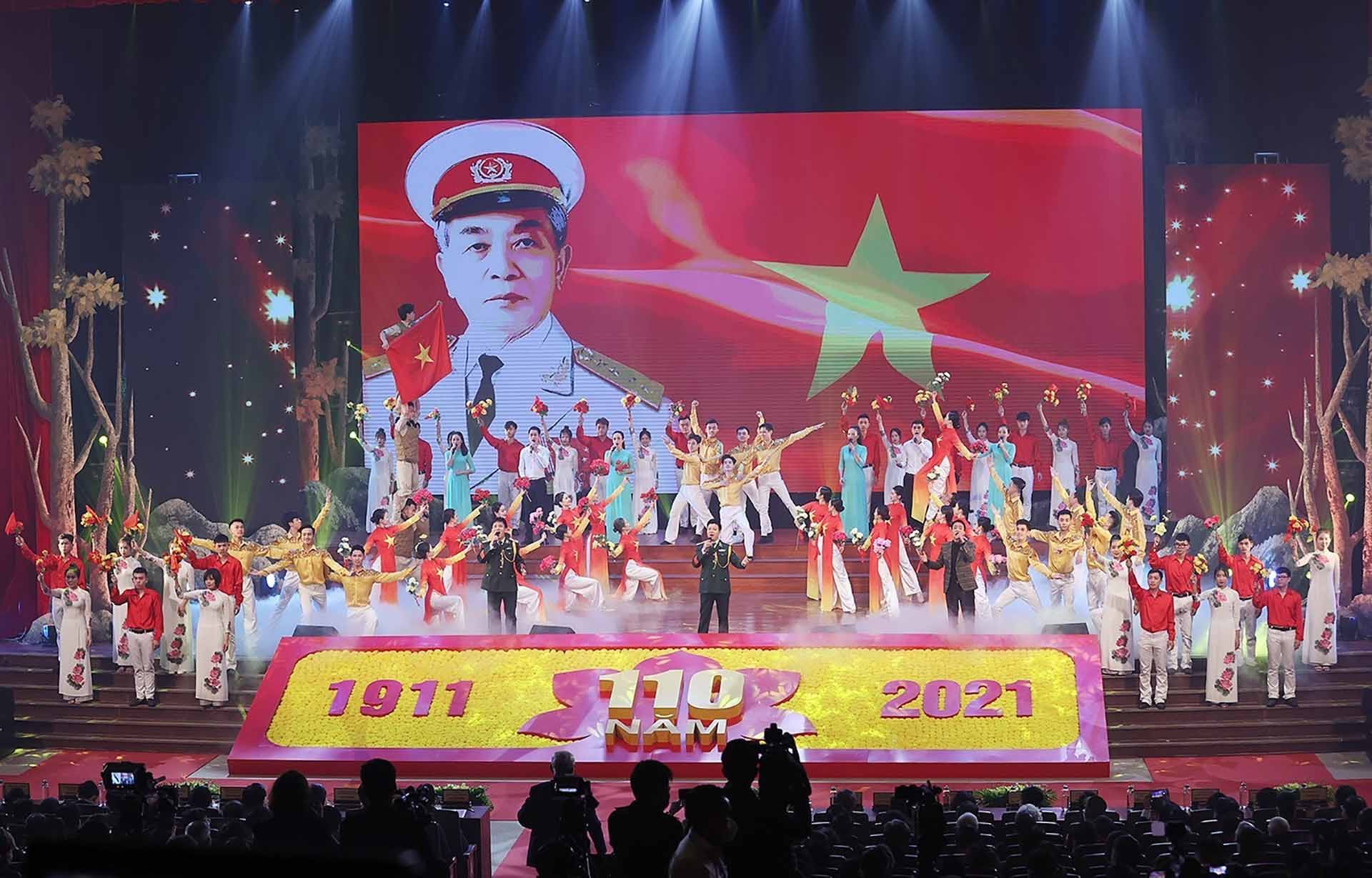 Chương trình nghệ thuật chào mừng kỷ niệm 110 năm ngày sinh Đại tướng Võ Nguyên Giáp. (Nguồn: TTXVN)