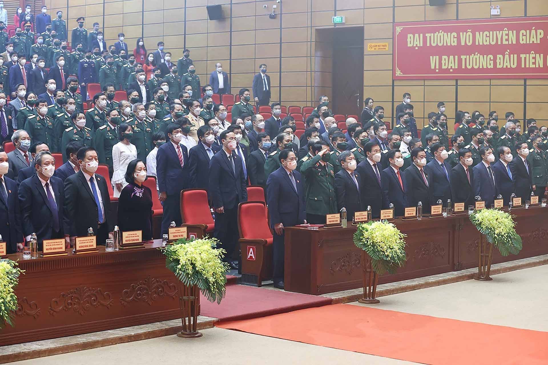Thủ tướng Phạm Minh Chính và các đại biểu thực hiện nghi lễ chào cờ. (Nguồn: TTXVN)