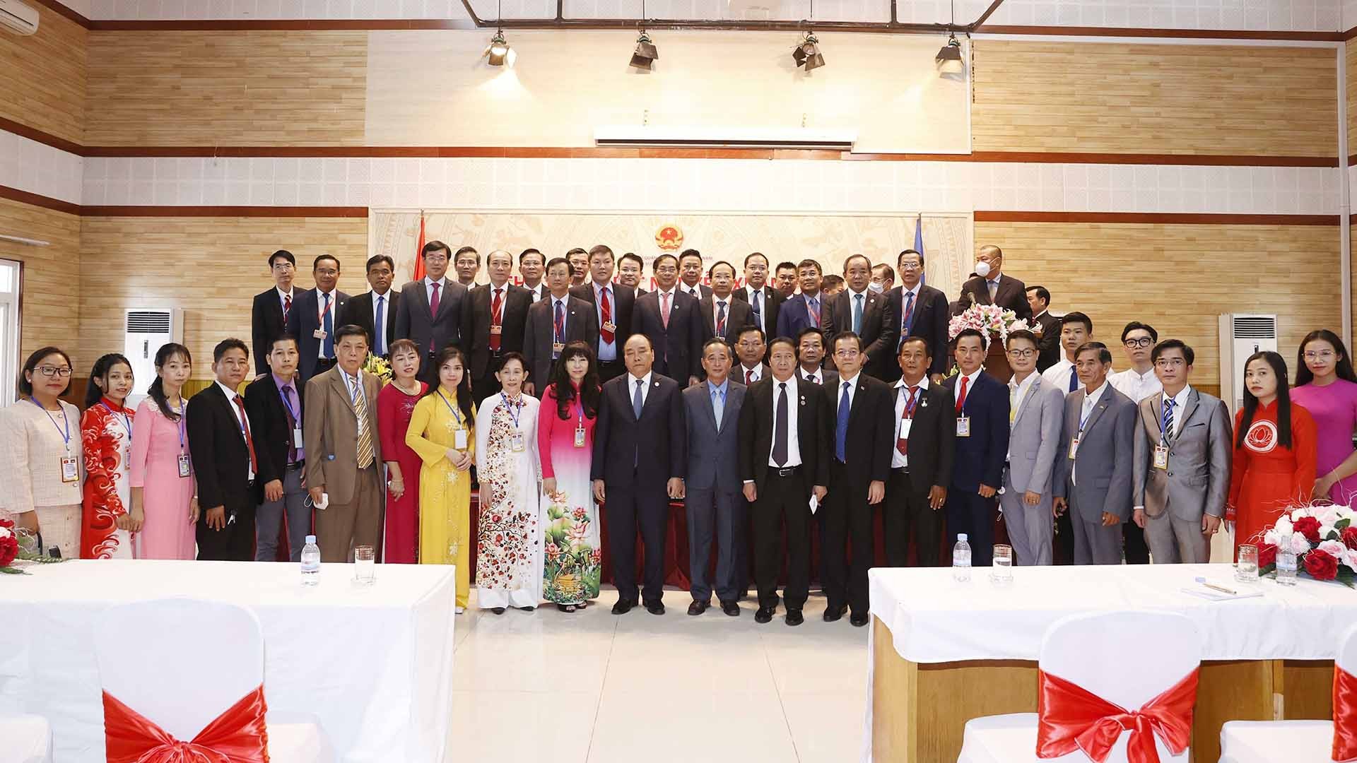 Chủ tịch nước Nguyễn Xuân Phúc với cộng đồng người Việt Nam tại Campuchia. (Nguồn: TTXVN) Chủ tịch nước Nguyễn Xuân Phúc với cộng đồng người Việt Nam tại Campuchia. (Nguồn: TTXVN)