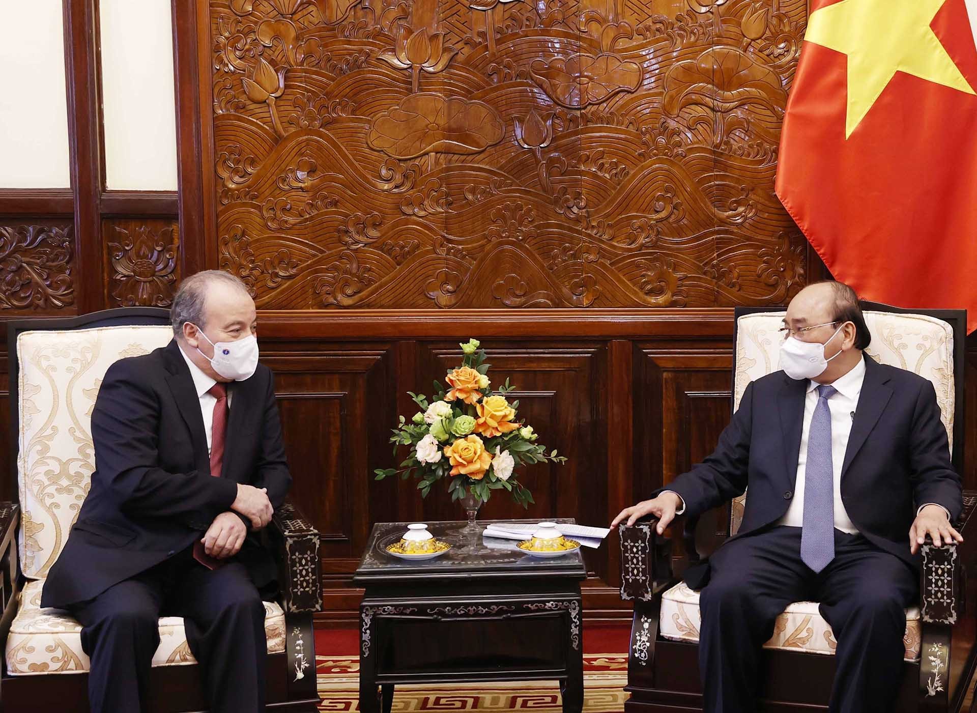 Chủ tịch nước Nguyễn Xuân Phúc tiếp Đại sứ các nước đến trình Quốc thư