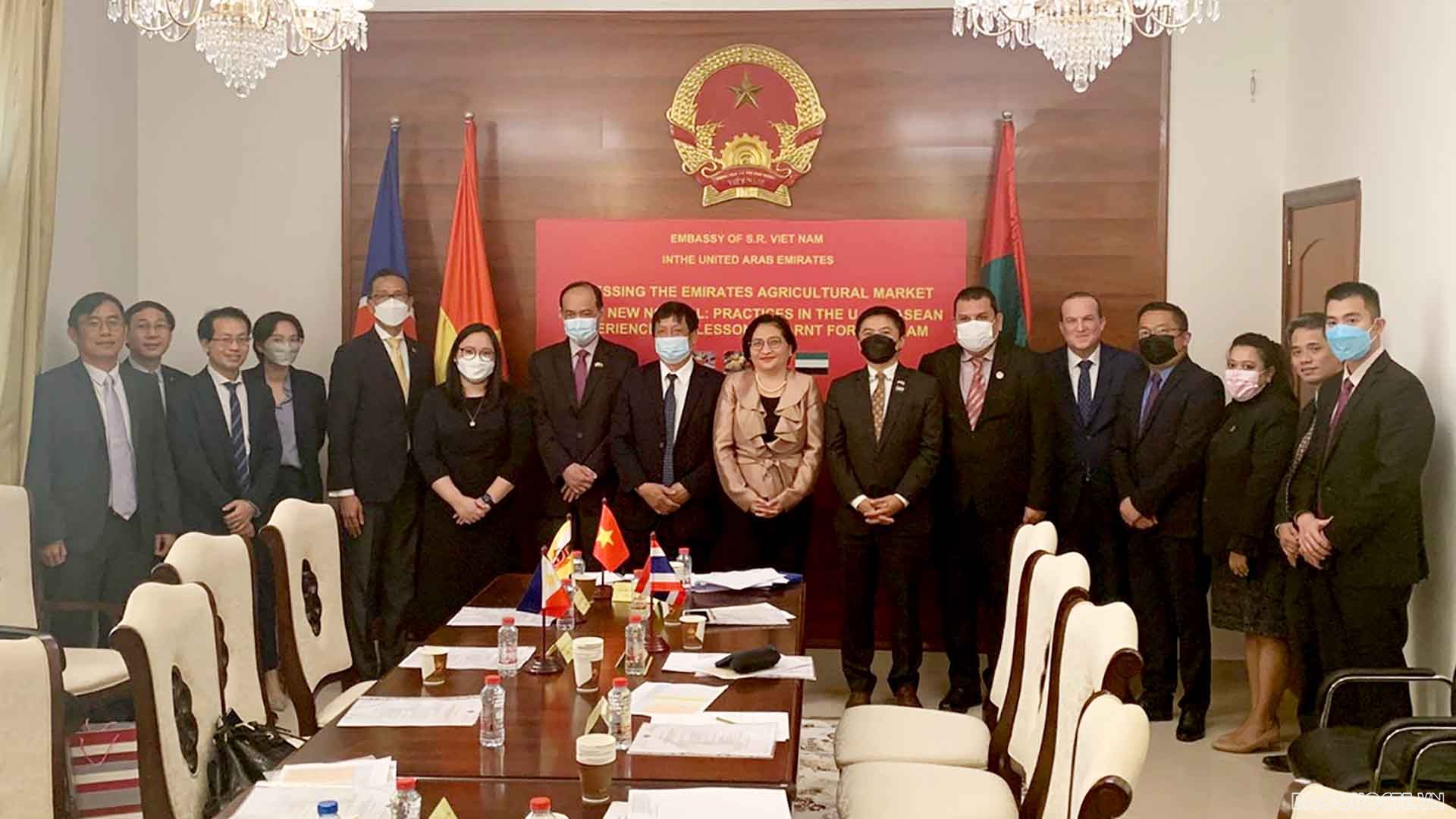 Các đại biểu tham gia hội thảo chụp ảnh lưu niệm.