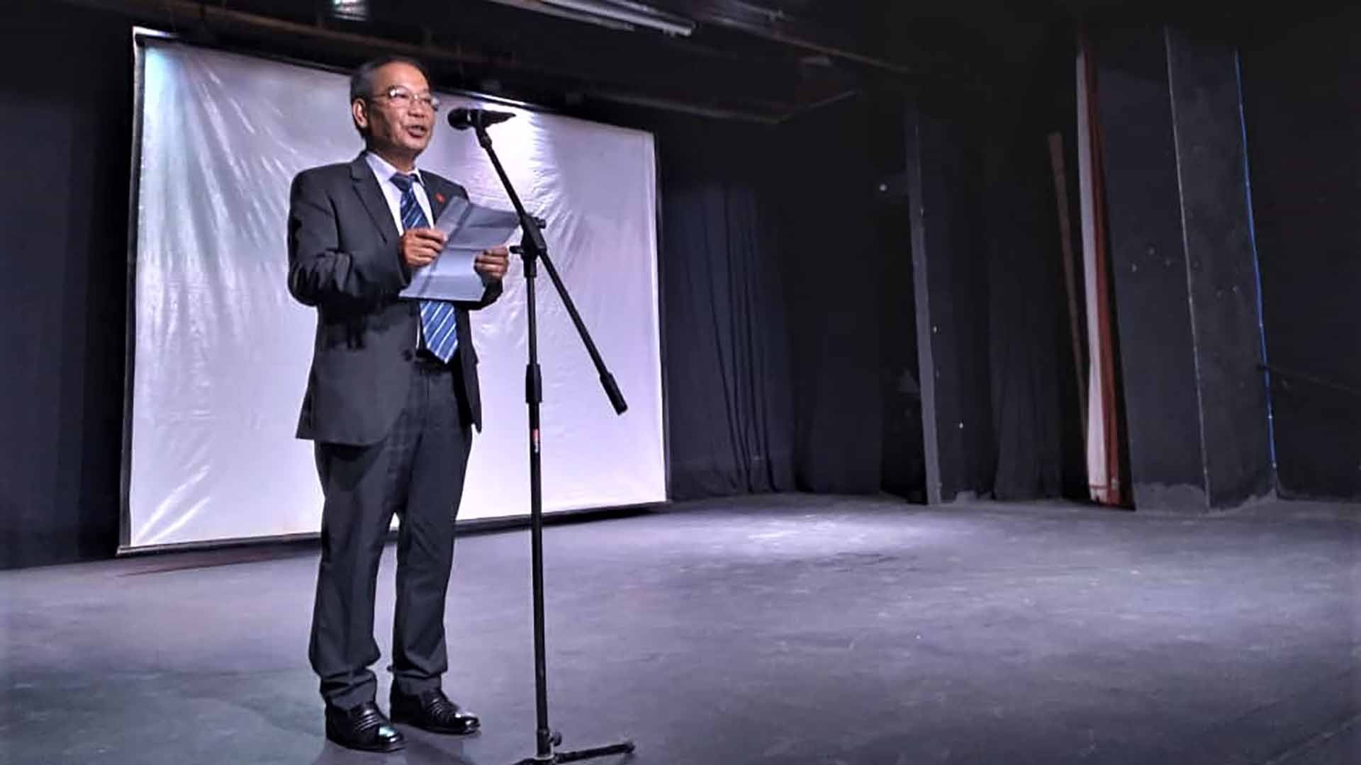 Đại sứ Nguyễn Nam Tiến phát biểu khai mạc buổi chiếu phim. Đại sứ Nguyễn Nam Tiến phát biểu khai mạc buổi chiếu phim.