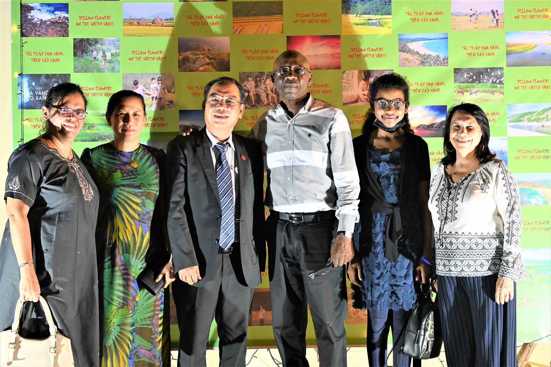 Đại sứ Nguyễn Nam Tiến và Đại sứ Cuba cùng khán giả tại buổi chiếu phim. Đại sứ Nguyễn Nam Tiến và Đại sứ Cuba cùng khán giả tại buổi chiếu phim.