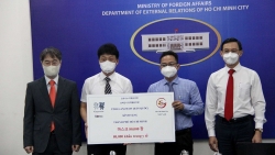 Trao tặng khẩu trang y tế cho Sở Ngoại vụ các tỉnh, thành phía Nam