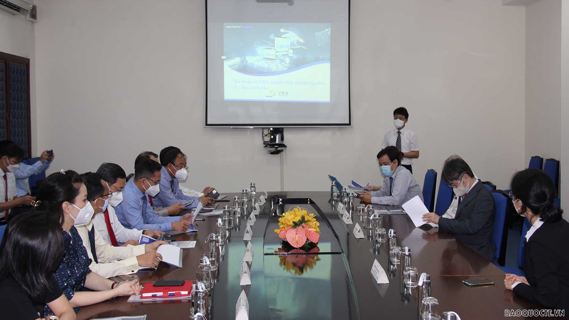 Trao tặng khẩu trang y tế cho Sở Ngoại vụ các tỉnh, thành phía Nam Trao tặng khẩu trang y tế cho Sở Ngoại vụ các tỉnh, thành phía Nam