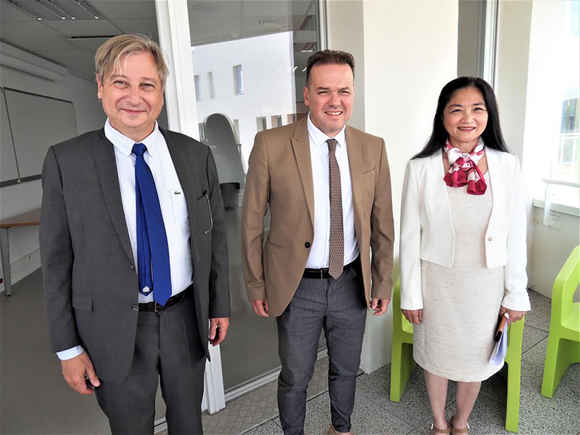 GS. Lê Thị Hoài An (ngoài cùng, bên phải) trong buổi lễ vinh danh tại Đại học Lorraine. (Ảnh: NVCC)