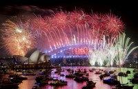 nguoi dan chau au no nuc tam nuoc lanh cong de chao nam moi