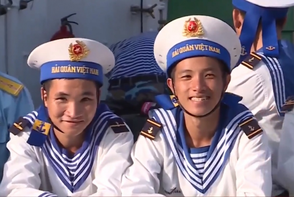 Tàu xuất bến mang quà Tết đến với chiến sĩ và nhân dân Trường Sa