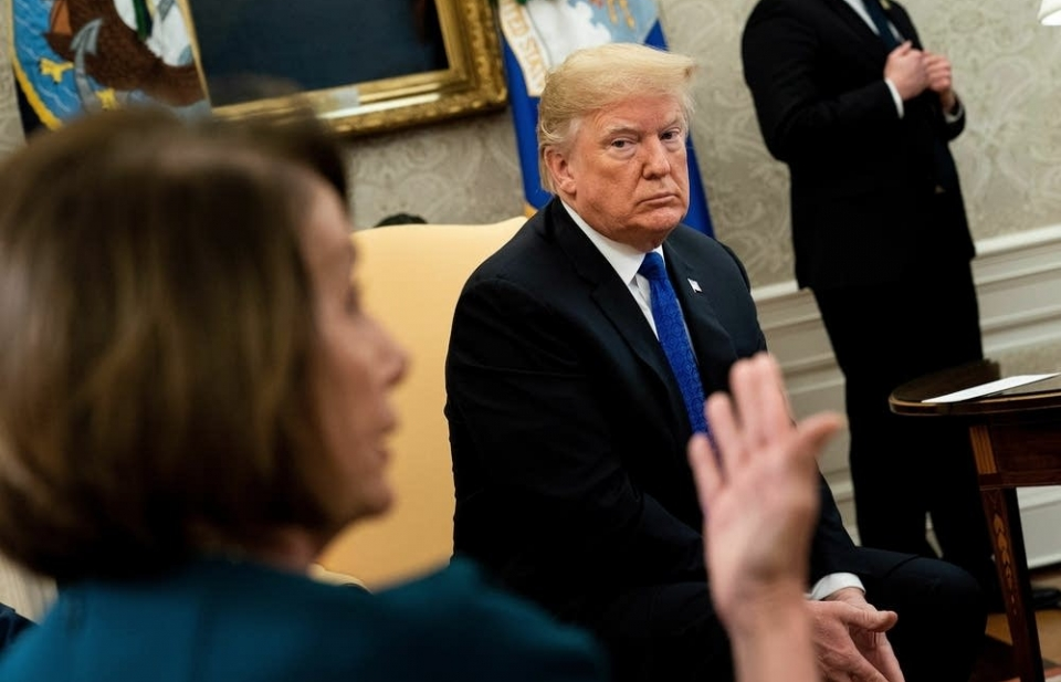 Tổng thống Trump: Âm ỉ lửa xa, rát mặt lửa gần