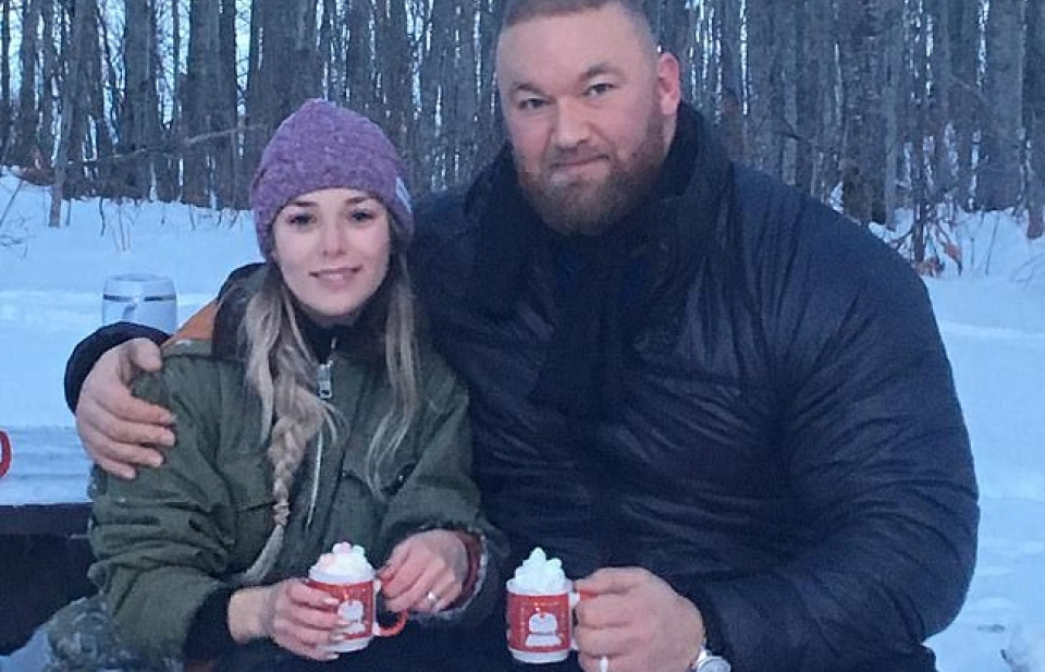 Tìm chi tiết hài hước trong bức ảnh chụp võ sĩ “trái núi”