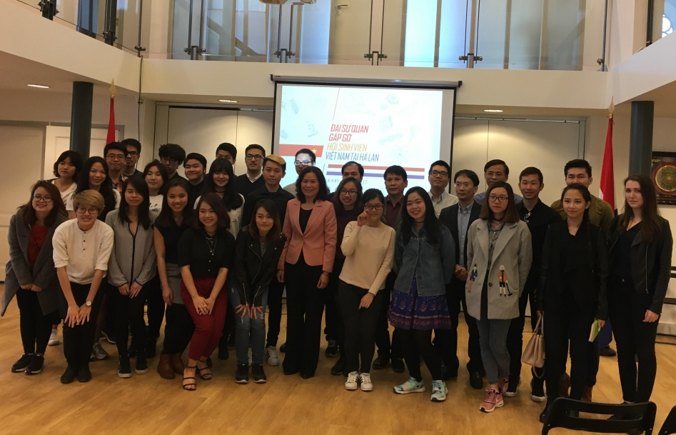 Đại sứ Ngô Thị Hoà gặp gỡ sinh viên Việt Nam tại Hà Lan