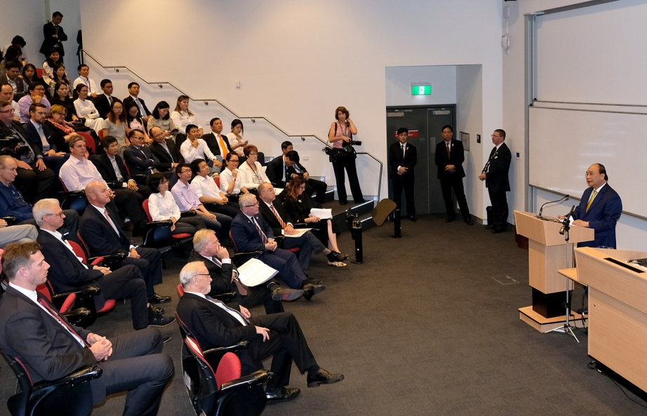 Thủ tướng nói chuyện với giảng viên, sinh viên Đại học Quốc gia Australia