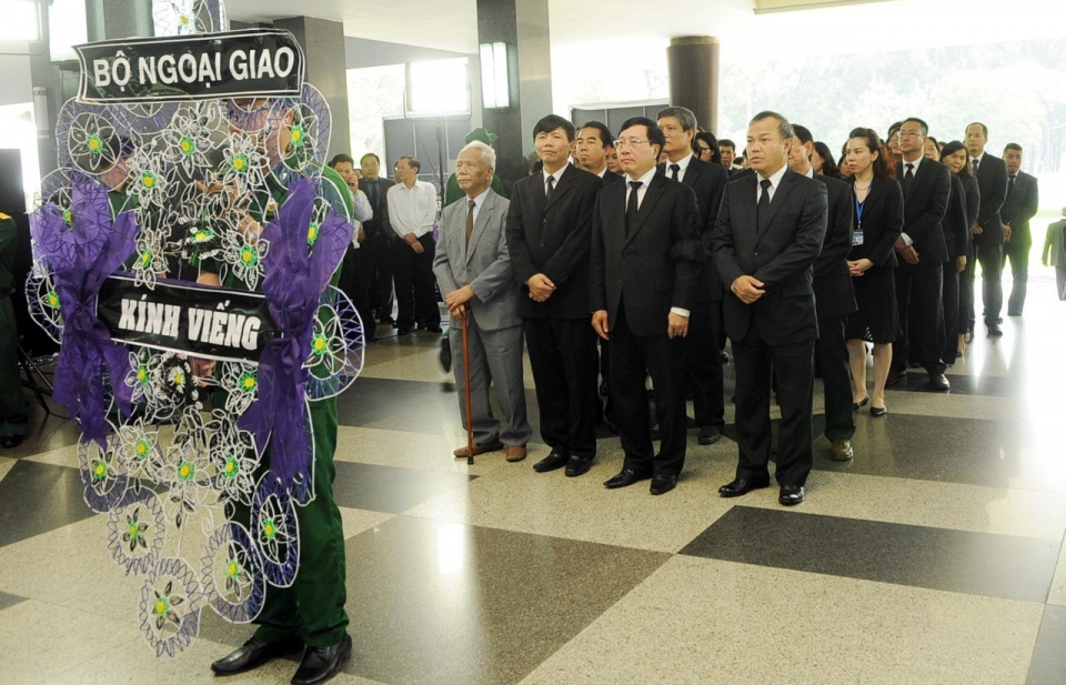 Phó Thủ tướng, Bộ trưởng Phạm Bình Minh dẫn đầu đoàn Bộ Ngoại giao đến viếng nguyên UVBCT, Thủ tướng CP Phan Văn Khải