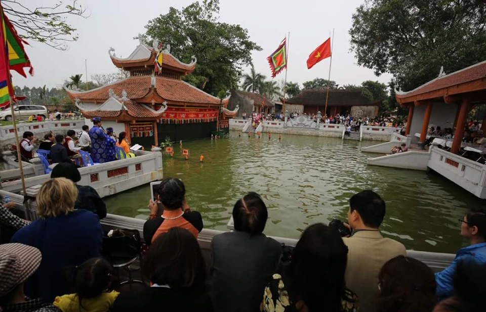 Du Xuân hữu nghị, thăm làng Cổ Loa và múa rối nước Đào Thục