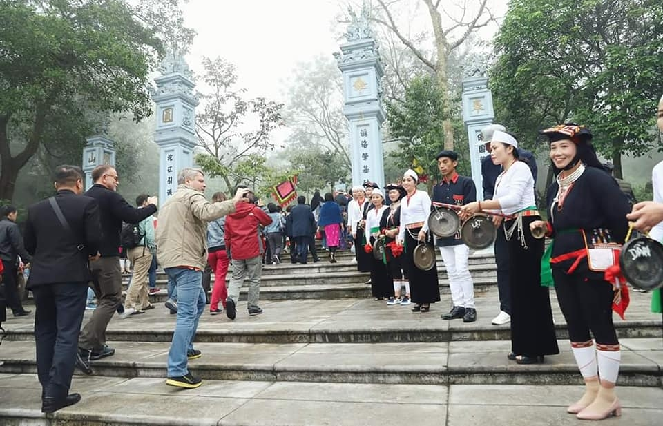 Ấn tượng chuyến du xuân hữu nghị về vùng Tản viên Sơn Thánh