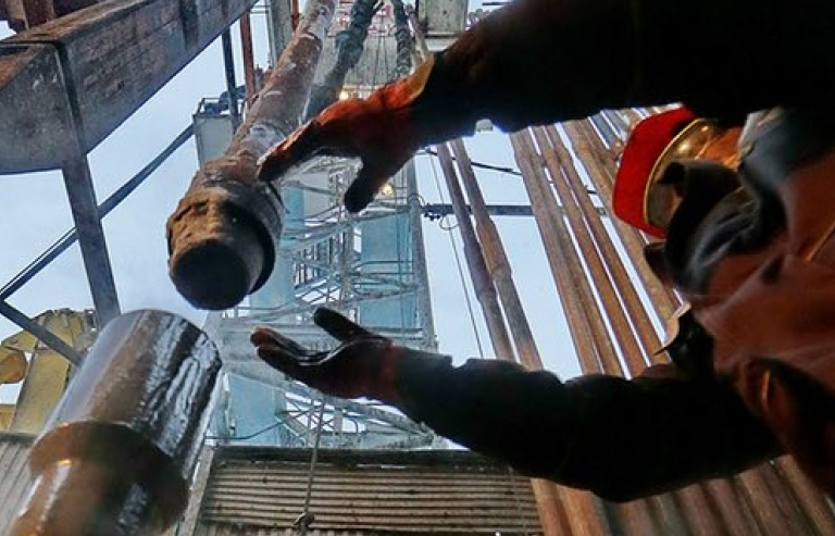 Giá dầu thế giới tăng nhờ đồng USD yếu