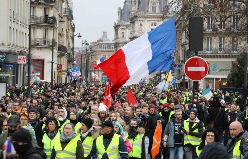 Hàng nghìn người biểu tình "Áo vàng" tiếp tục xuống đường