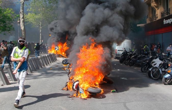 Paris tiếp tục chìm trong khói lửa, ngay sau vụ cháy Nhà thờ Đức Bà