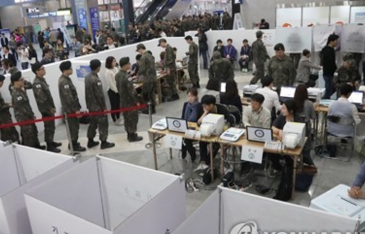 Bầu cử Tổng thống Hàn Quốc: Cử tri bắt đầu đi bỏ phiếu sớm